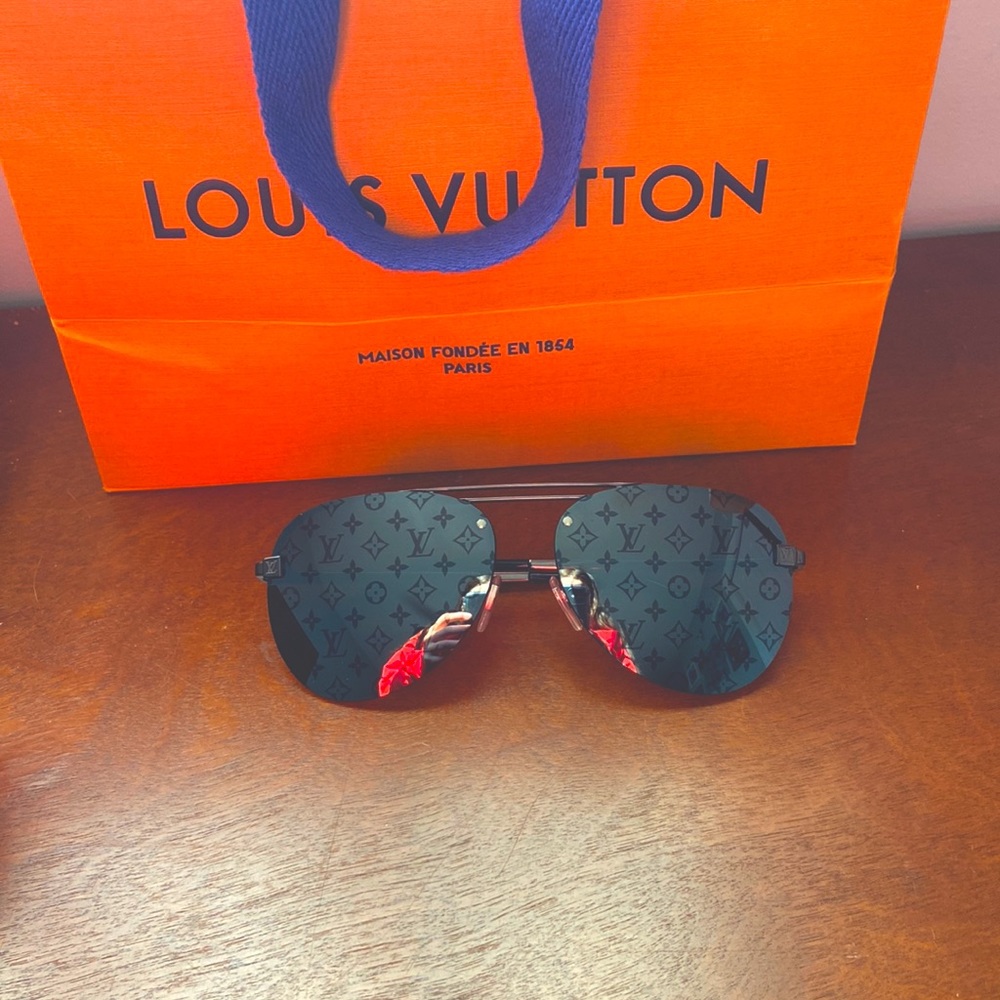 Brand new never worn Louis Vuitton sunglasses